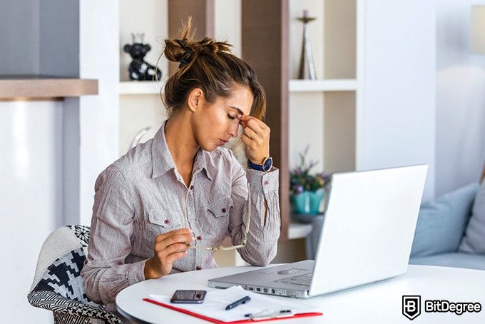 Udacity Python: a woman annoyed in front of the computer.